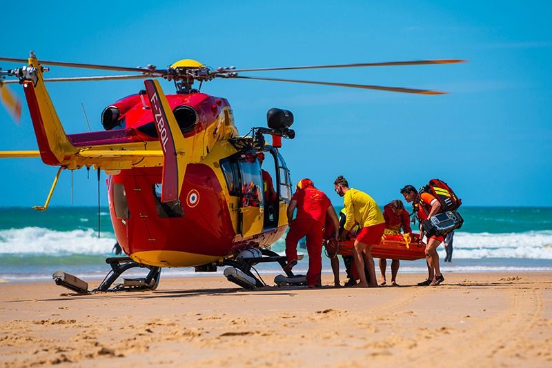 Evacuation victime plage par les sauveteurs et hélitreuillage