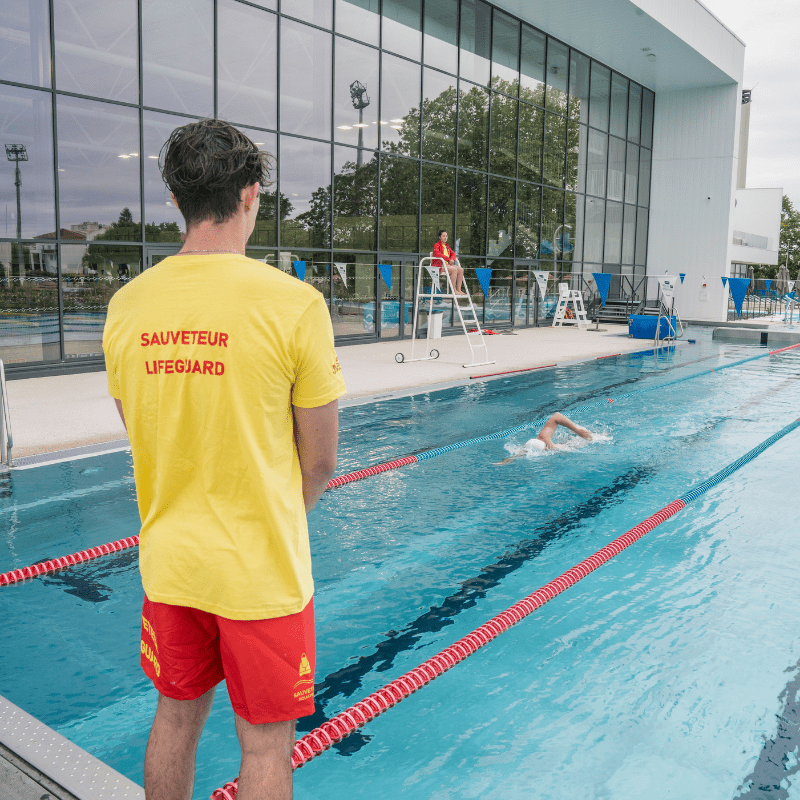 Sauveteur à la piscine