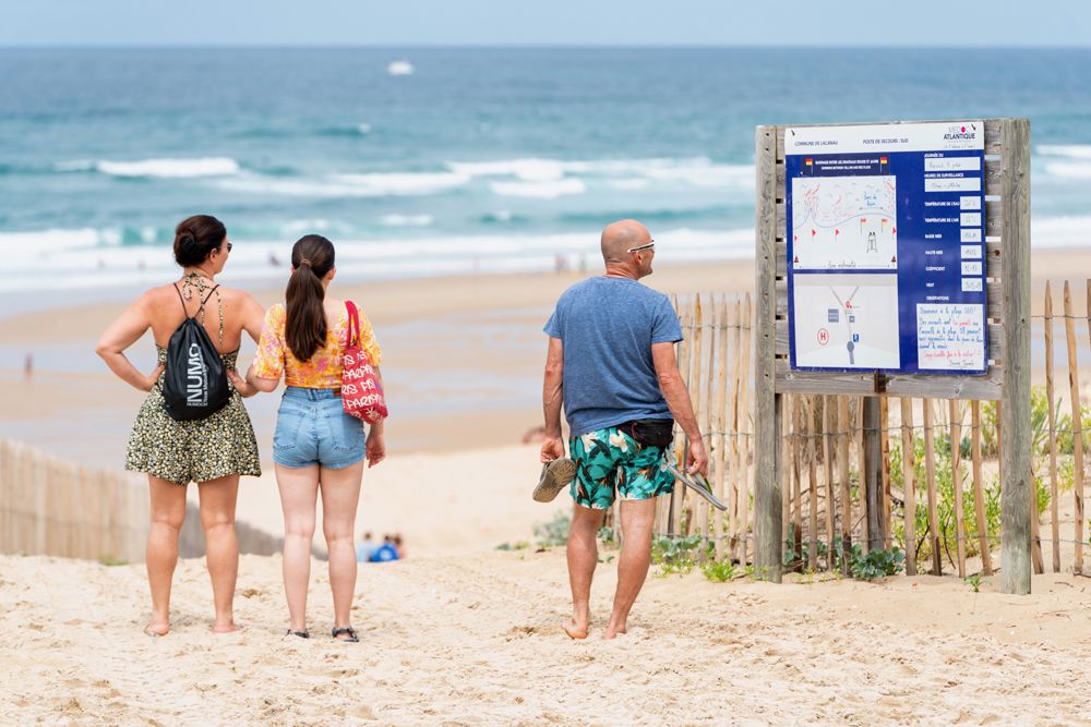 Panneau d'information à l'arrivée d'une plage