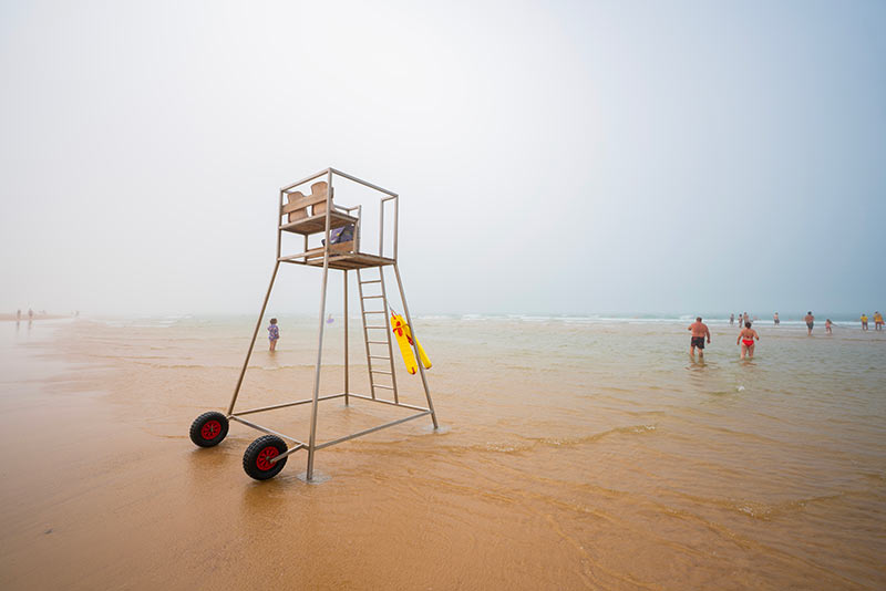 Brume de chaleur à la plage. Mirador sauveteur