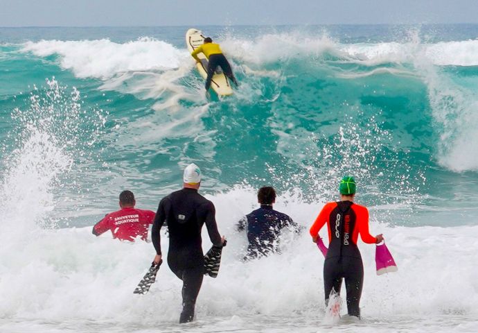 Sauveteurs en formation à l'océan